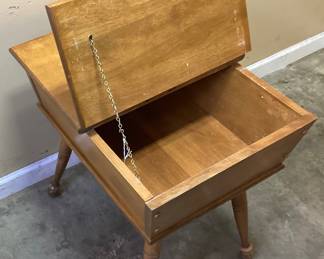 VTG. ETHAN ALLEN COLONIAL SOLID MAPLE DOUGHBOX END TABLE