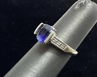 10kt WHITE GOLD BLUE SAPPHIRE CENTER STONE RING 2.9 GRAMS, SIZE 3 1/2