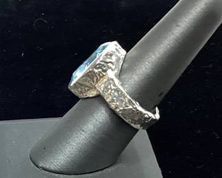 925 SILVER RING w AQUA MARINE CENTER TEAR DROP STONE, ESTIMATE 5ct AQUA MARINE, SIZE 8