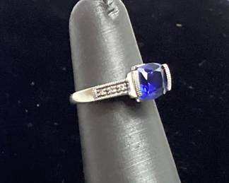 10kt WHITE GOLD BLUE SAPPHIRE CENTER STONE RING 2.9 GRAMS, SIZE 3 1/2