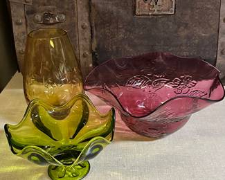 Lots of vintage glassware and such