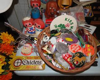 Pinback buttons and smalls, Raggedy Ann and Andy items
