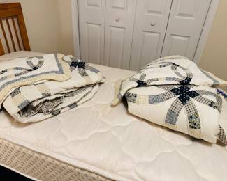 Serta Perfect Sleeper TWIN Mattress & Boxsprings (Set of 2) & Twin Quilt Sets
