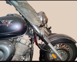 2005 Yamaha vStar motorcycle w/ 5000 mi New battery a year ago, was running then, not now.. MAKE OFFERS!