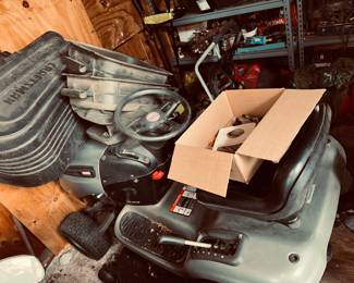 Craftsman 917.289081 Front Engine lawn Tractor with accessories. Electric start, auto trans Was working like a champ last year