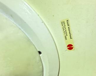 Mid-Century white tulip table designed by Knoll Saasinen.
Metal base's edge has some rust and top's edge has some paing chipping. Please see pictures.
Beautiful and elegent design