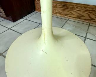 Mid-Century white tulip table designed by Knoll Saasinen.
Metal base's edge has some rust and top's edge has some paing chipping. Please see pictures.
Beautiful and elegent design