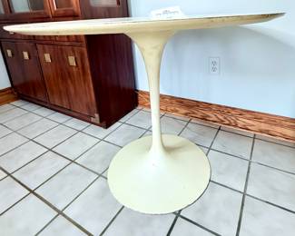 Mid-Century white tulip table designed by Knoll Saasinen.
Metal base's edge has some rust and top's edge has some paing chipping. Please see pictures.
Beautiful and elegent design