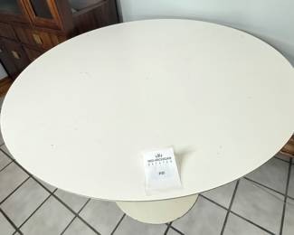 Mid-Century white tulip table designed by Knoll Saasinen.
Metal base's edge has some rust and top's edge has some paing chipping. Please see pictures.
Beautiful and elegent design