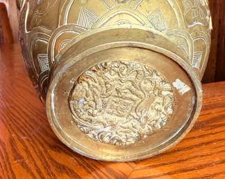 Antique Chinese Dragon Pot
Brass with two dragons.
Pot is very heavy "8 1/2" tall.
There is one very old repair please see pictures.
