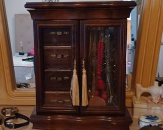 Jewelry chest