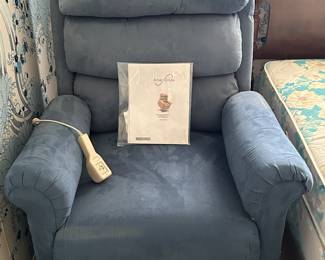 AmeriGlide. Power lift, recliner.