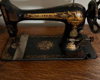 Singer sewing machine with caninet