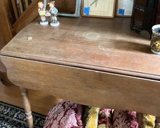 Drop leaf table