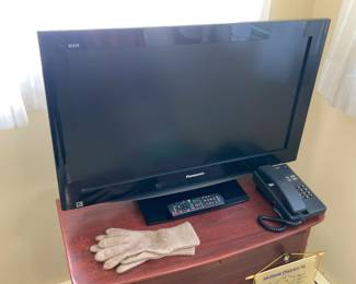 TV W/ Remote