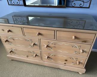 Has single bed and shelves to match