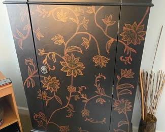 Armoire $ 110.00
