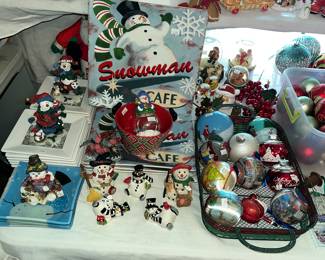 Snowman Cafe serving plates