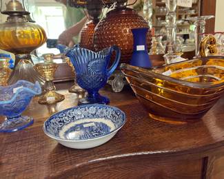 Amber art glass bowl & other collectable glassware