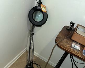 Adjustable magnifier - light