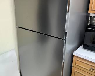 Wonderful MAYTAG 2 door fridge!