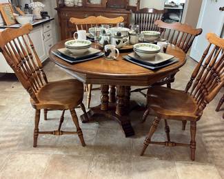 Vintage Sprague Carlton maple dining set - has 2 leaves & 6 chairs!