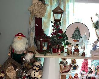 Lots of Santas!