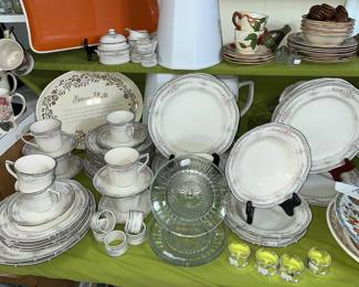 Collection of Noritake "Rothschild" pattern dinnerware