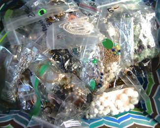 Few pcs. of cheap costume jewelry.