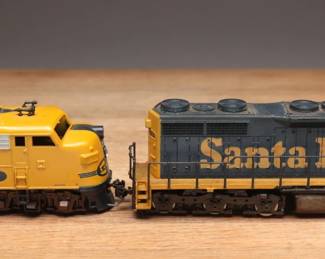 HO Santa Fe Diesel Electric Locomotives (2)