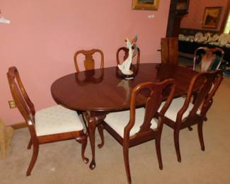 CRESCENT CHERRY DINING TABLE WITH 2 LEAVES AND 6 CHAIRS.