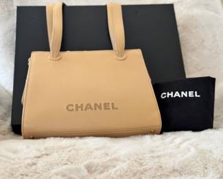 Chanel tan leather shoulder bag. Box and dust bag included.
Authentication verified.