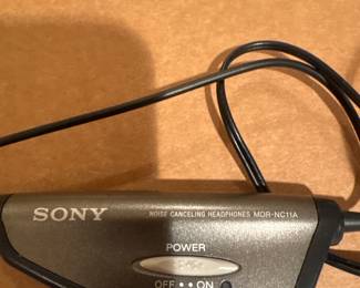 Noise cancelling headphones