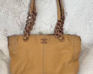 Chanel leather shoulder bag.
Authentication verified.
