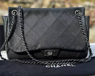 Chanel black leather flat quilted caviar double flap, pass through shoulder strap.
Authentication verified.