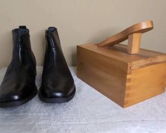 Mens Black Size 10 Boots With Shoe Shine Box
