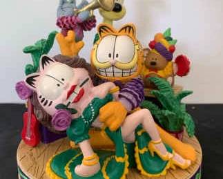 Danbury Mint La Cucaracha Garfield Musical Figurine