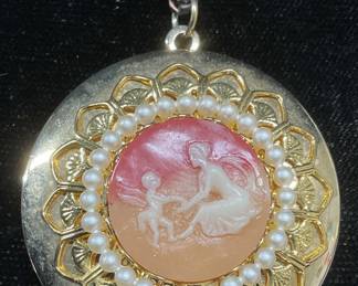 Vtg Gold Tone Faux Pearl Cameo Locket