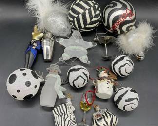Lot 17 Vintage Holiday Ornaments, Bloomies +