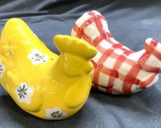 Lot 2 Porcelain Chicken Salt & Pepper Shakers