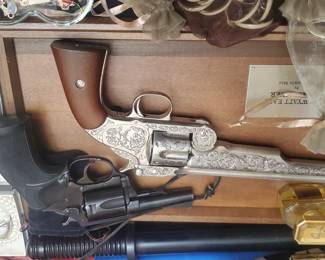 BULL DOG 44 SPECIAL .
 WYATT EARP REVOLVER 44 PEACE MAKER REPLICA 