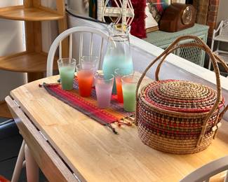 Blendo Glass Set with Pitcher, Parrot Needlework