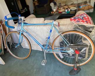 Blue Huffy "the Wind" 15 speed road bicycle