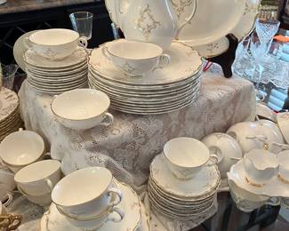 ROYAL DOULTON MONTEIGNE CHINA SET BEAUTIFUL 