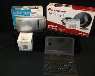 AM/FM radio Pioneer speakers