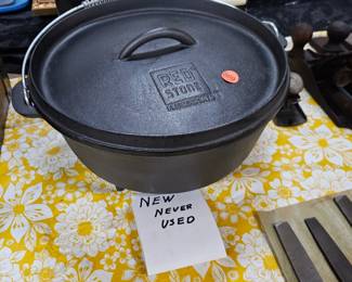CAST IRON DUTCH OVEN WITH LID