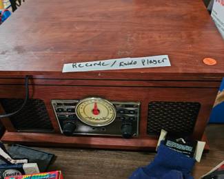 RECORD PLAYER / RADIO