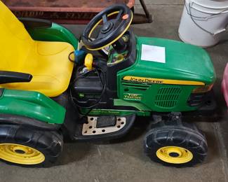 JOHN DEERE RIDE ON TOY