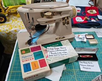 VINTAGE SINGER SEWING MACHINE / ATTACHMENTS / ROCKETEER