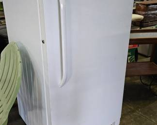 UPRIGHT FREEZER